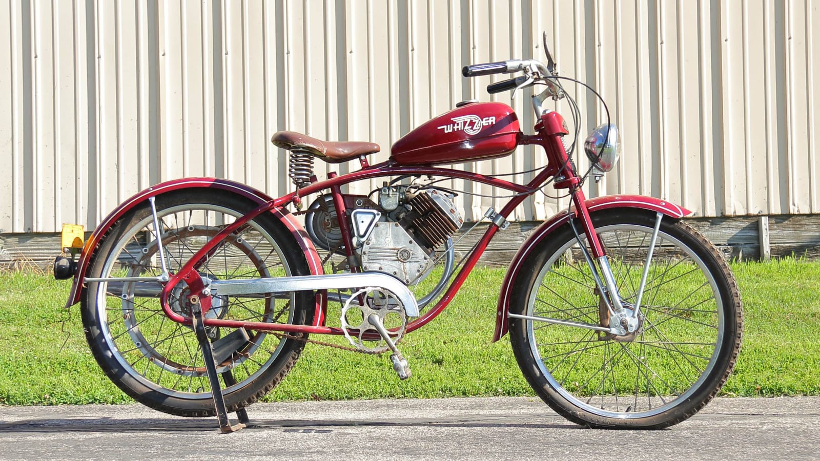 1948 Whizzer Pacemaker at Elmer's Auto & Toy Museum Collection 2022 as