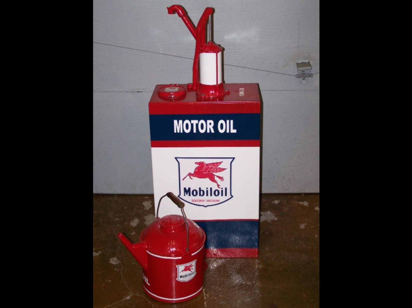 Mobil Oil Lubester And Can at Dana Mecum's 27th Original Spring Classic