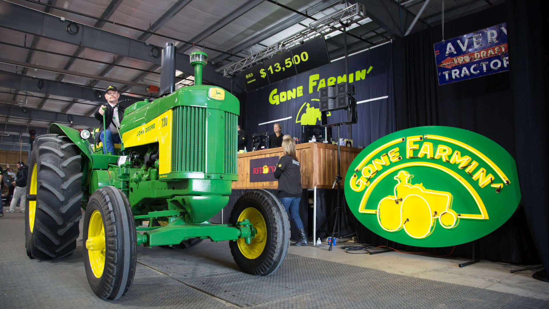 Gone Farmin' Neon Sign at Gone Farmin' Iowa Premier 2017 as S30.1