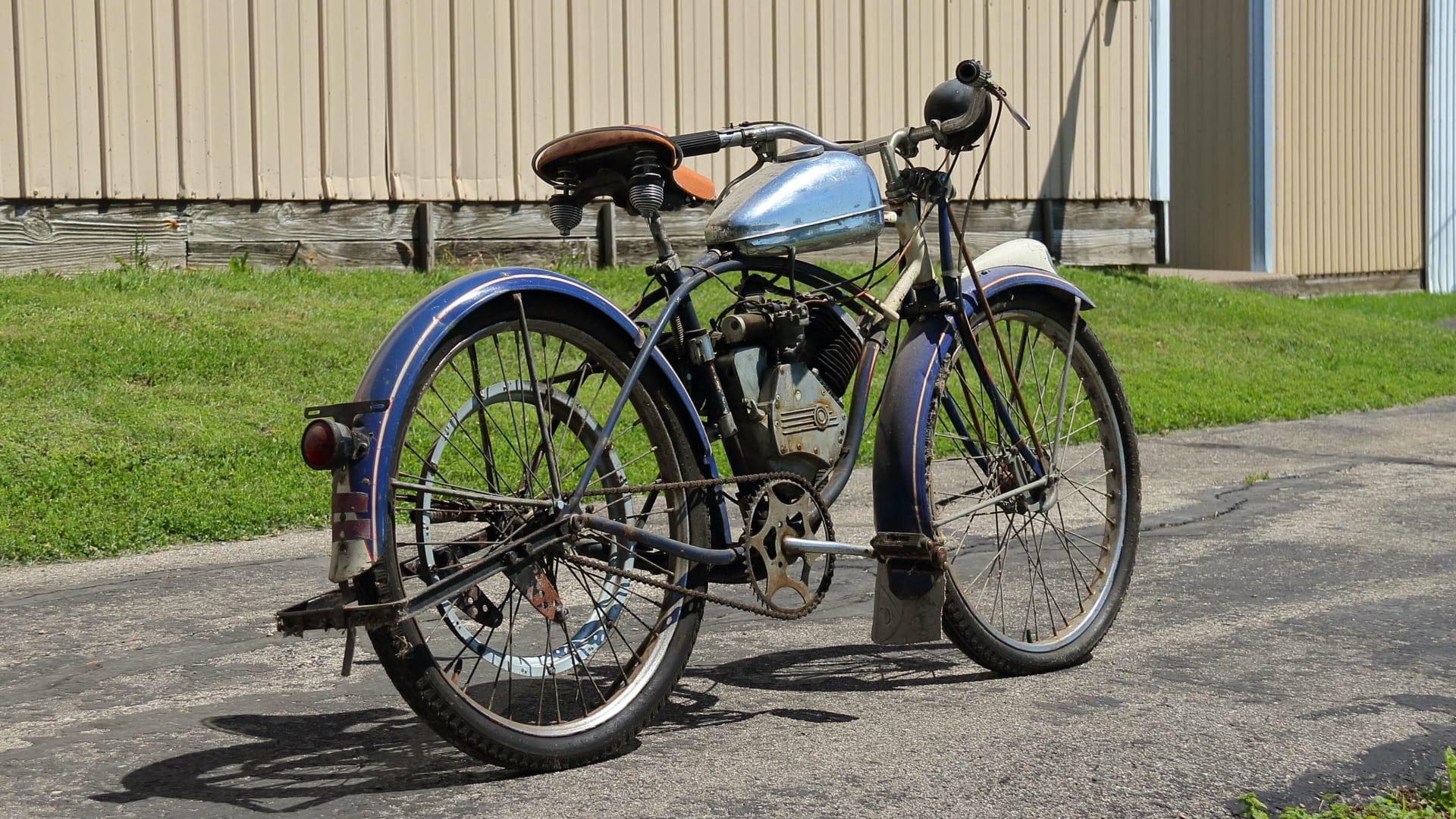 1948 Whizzer H Model at Elmer's Auto & Toy Museum Collection 2022 as