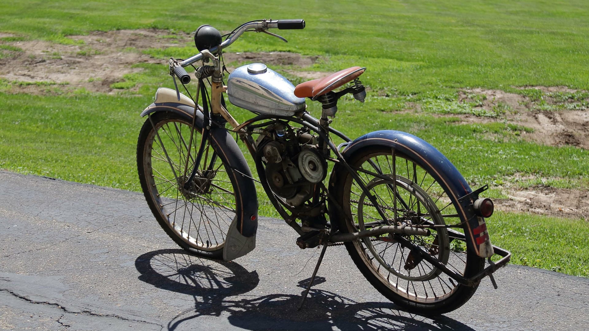 1948 Whizzer H Model at Elmer's Auto & Toy Museum Collection 2022 as