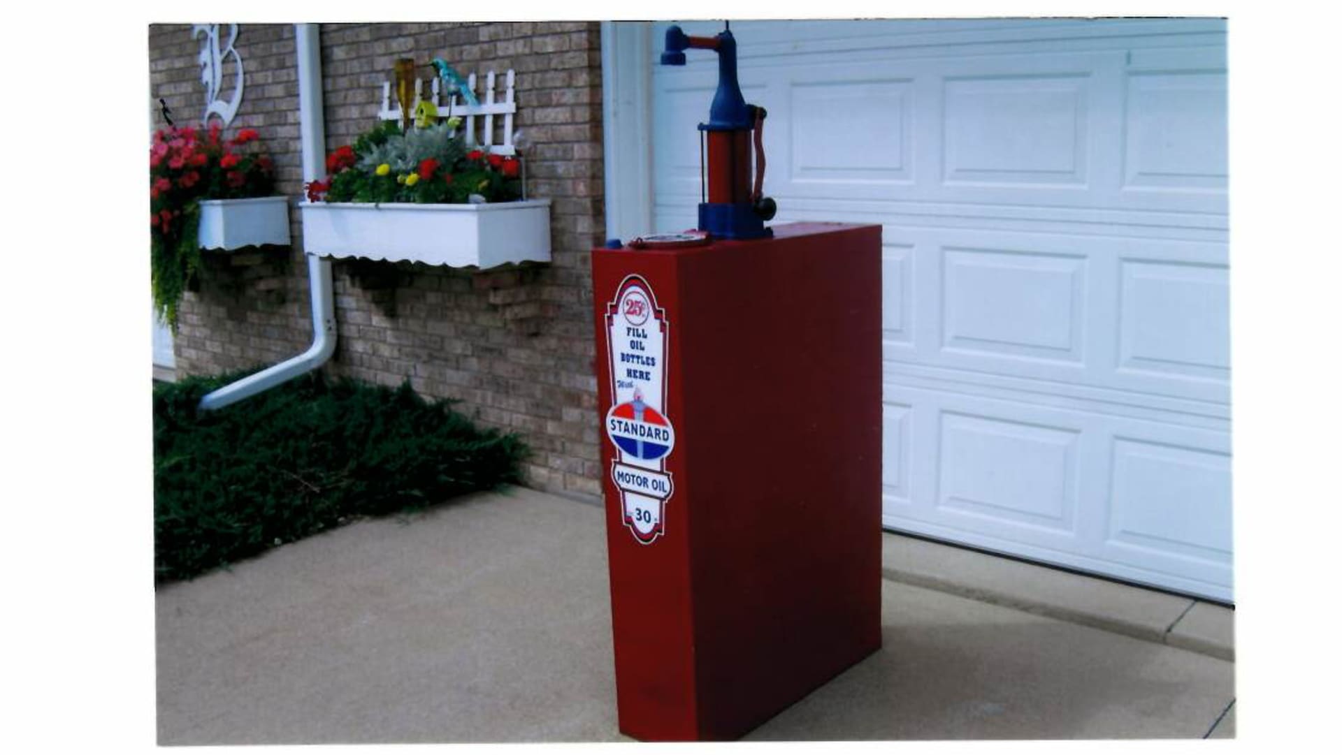 Standard Oil Of Indiana Oil & Tank Pump 46.25x10x31.5 at Davenport 2016