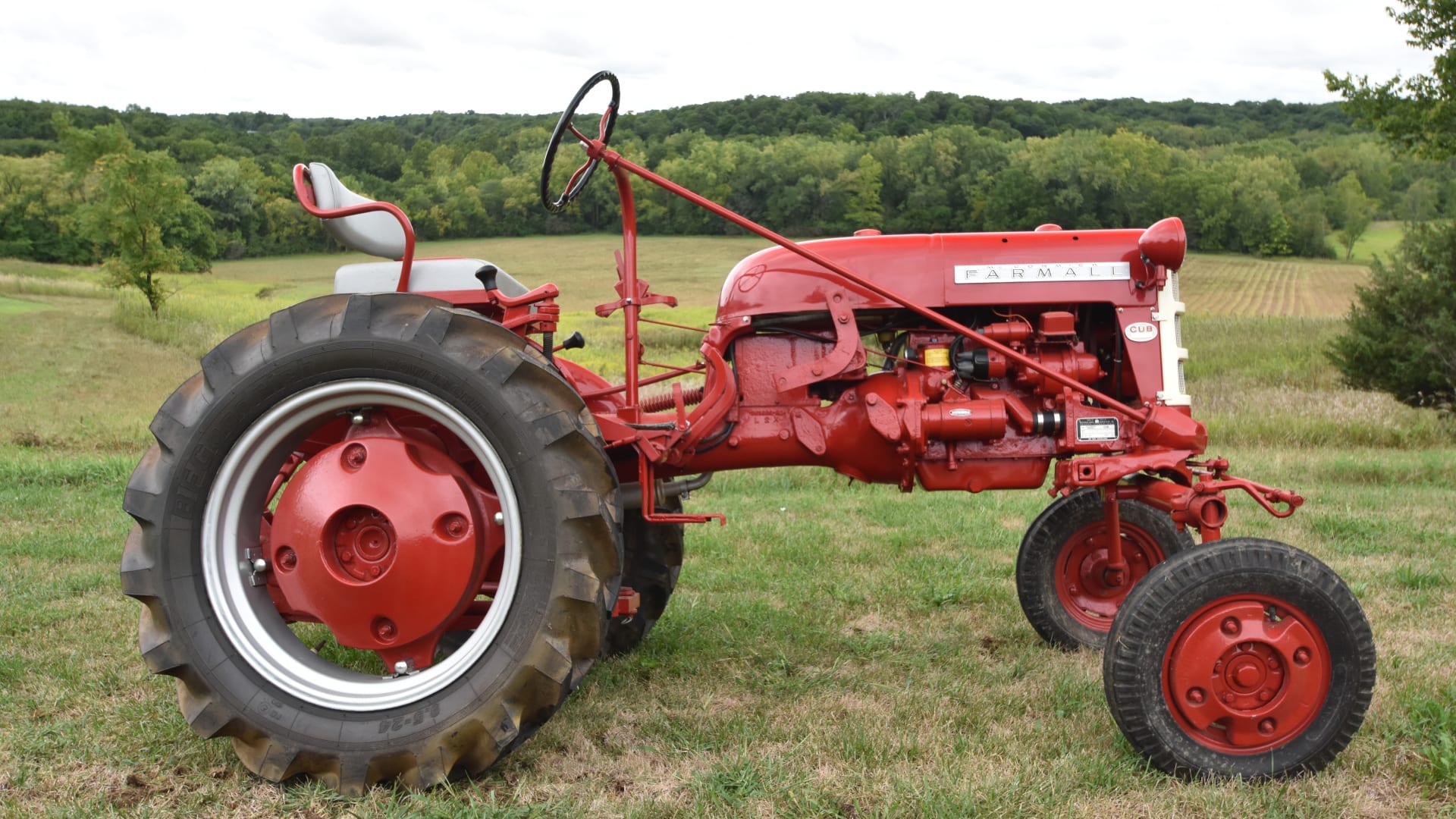1962 Farmall Cub at Gone Farmin' Iowa Premier 2018 as F162 Mecum Auctions