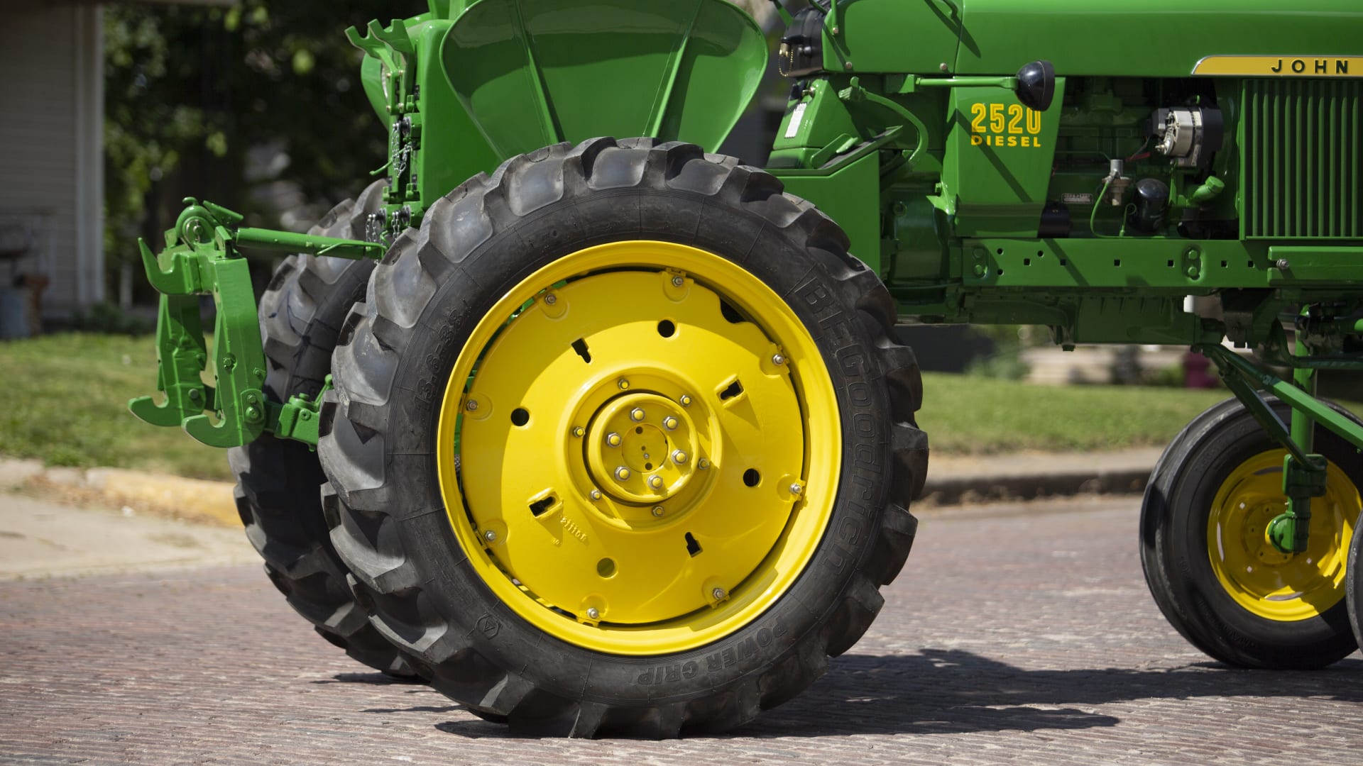 1971 John Deere 2520 HiCrop Powershift at Gone Farmin' Fall Premier 2021 as F99 Mecum Auctions