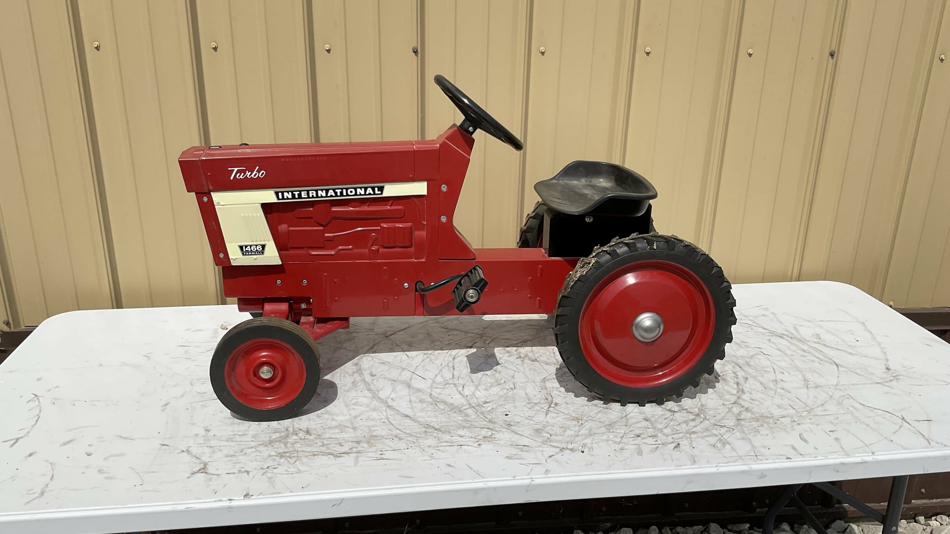 International Harvester 1466 Farmall Pedal Tractor at Gone Farmin' Fall