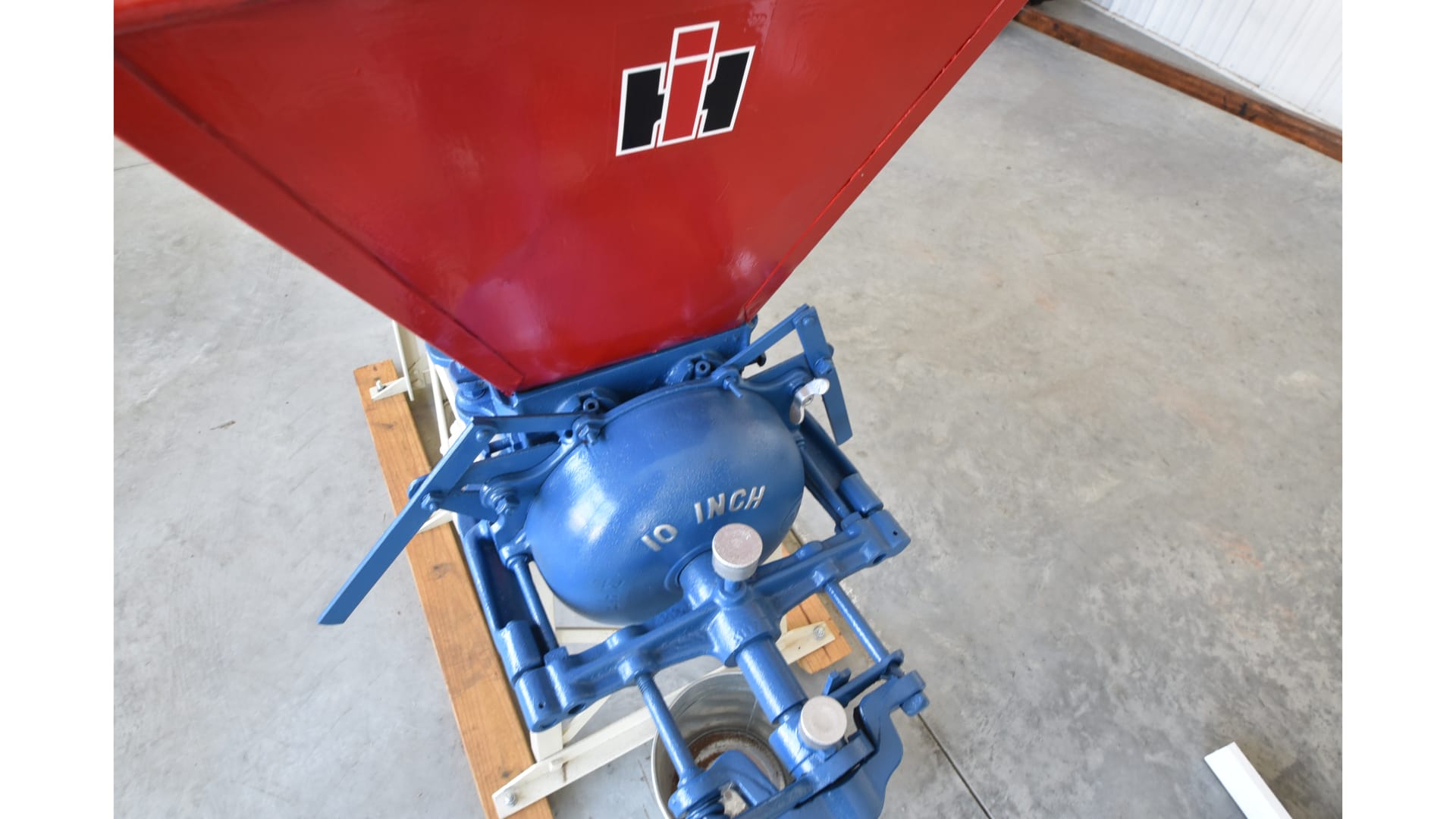 IH Type D Feed Grinder at The Henry (Bud) Reifsneider Estate Collection