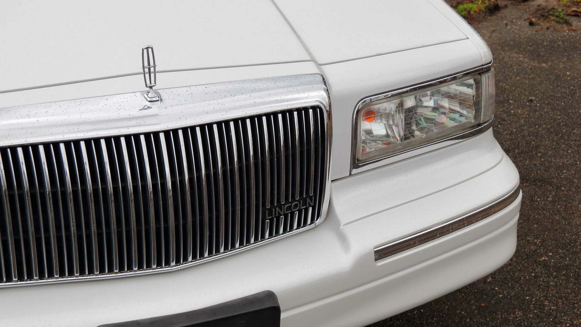 1995 Lincoln Town Car at Indy 2023 as T136 Mecum Auctions
