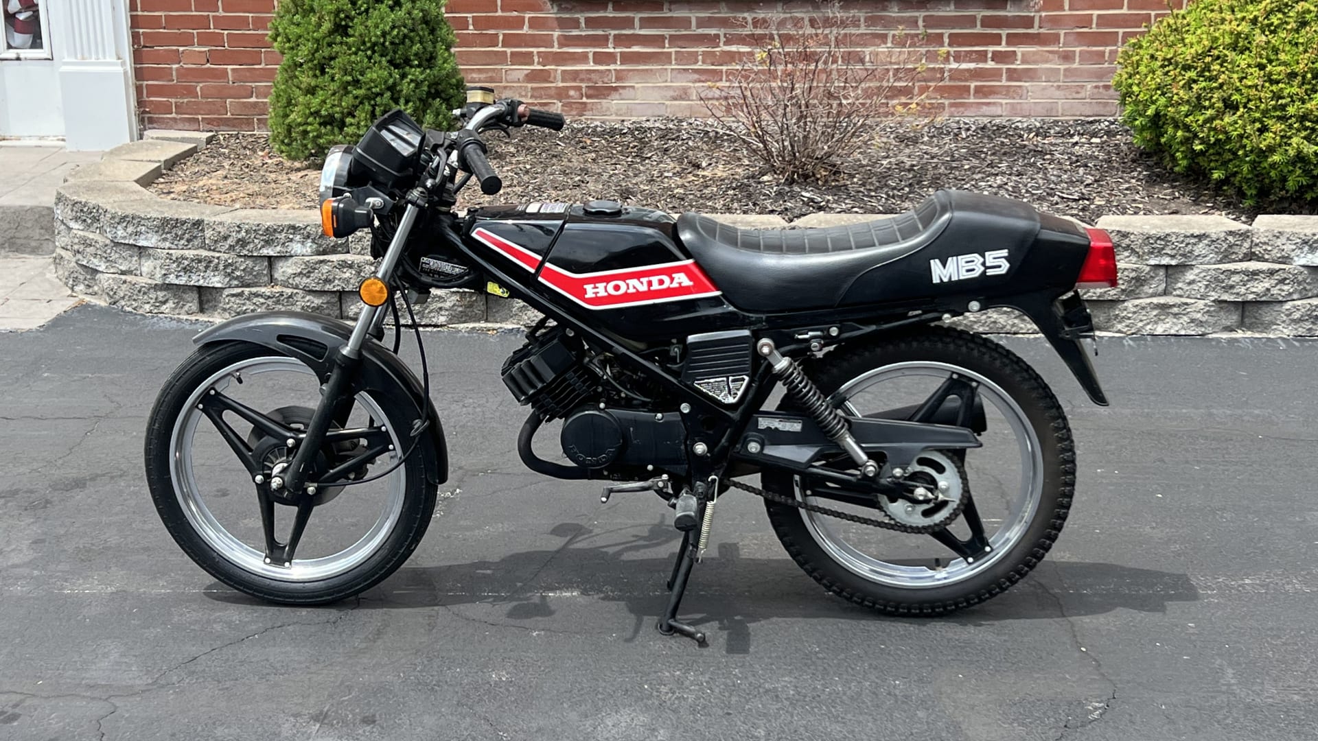 1982 Honda MB5 at Indy 2023 as F2 Mecum Auctions