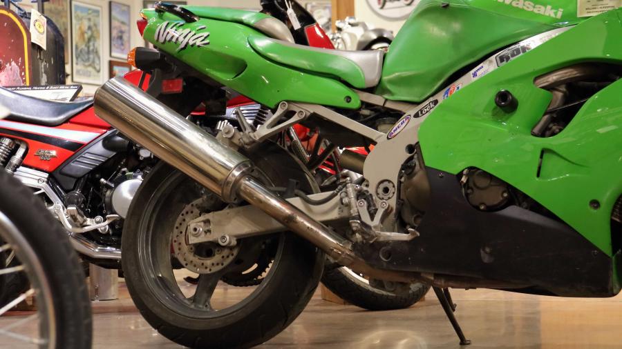 1998 Kawasaki Ninja ZX-9R For Sale At Auction - Mecum Auctions