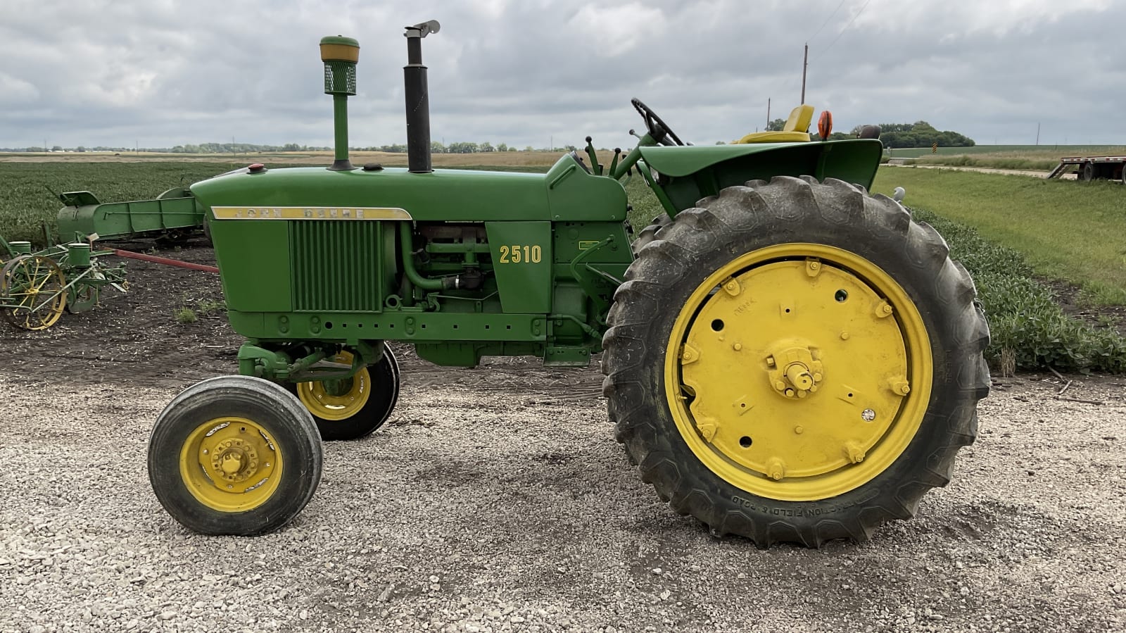 John Deere 2510 at Gone Farmin' Fall Premier 2022 as F180 - Mecum Auctions