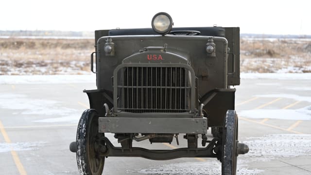 1918 Standard Type B Liberty U.S.A 3-ton Flatbed with Sideboards