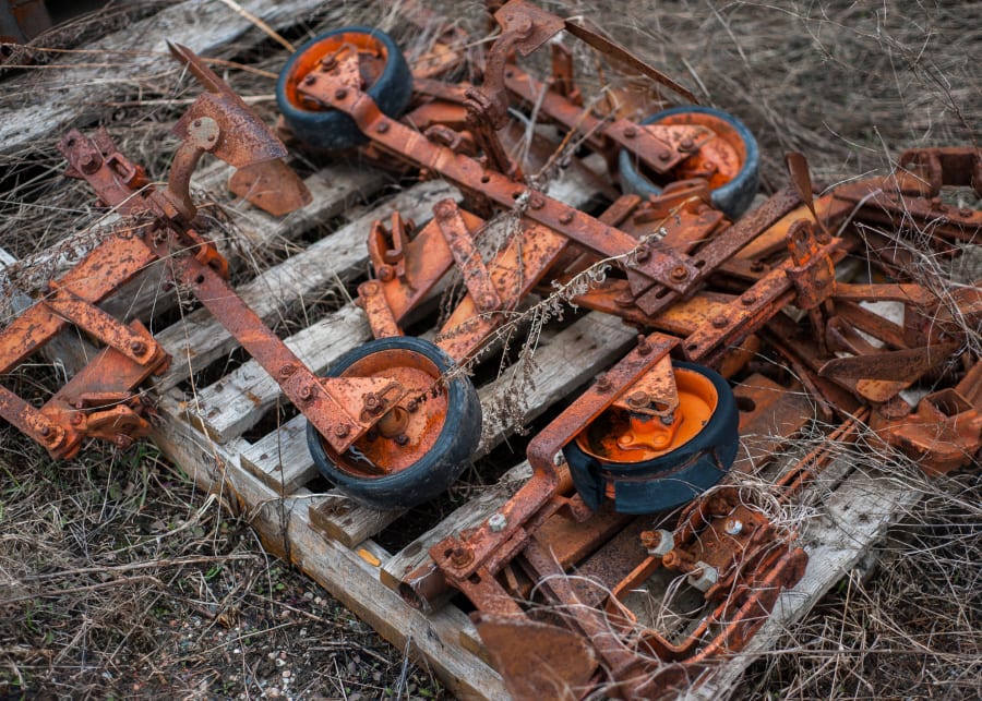 1 Pallet Cultivator Parts at Ontario Tractor Auction 2017 as M147