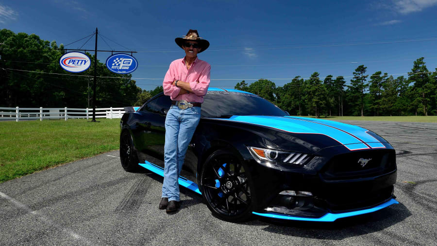 Приму форда. Ford Mustang Petty's Garage. Мужчина и Мустанг. Парень на мустанге. Мужчина рядом с мустангом.