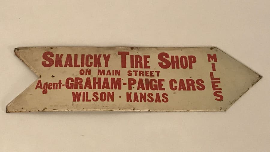 Skalicky Tire Shop Arrow Sign SST 31x9.5 at Kissimmee 2018 as M276