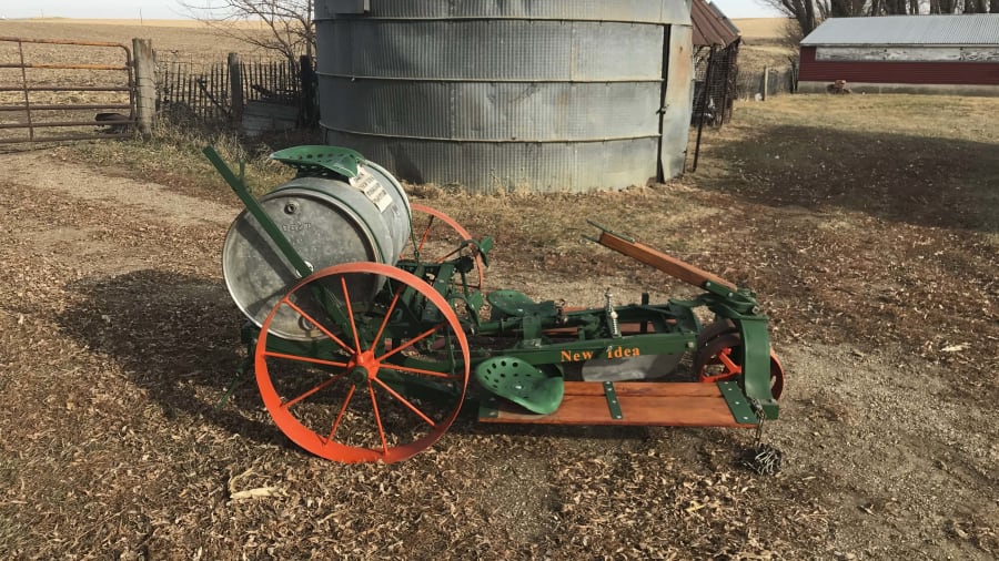 tobacco planter for sale 1940s New Idea Tobacco Planter For Sale At Auction