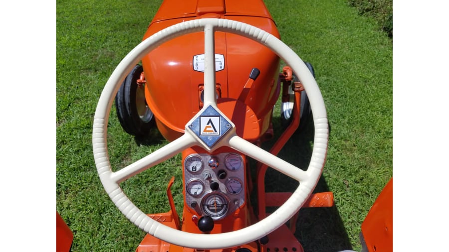 1966 Allis Chalmers D17 Series 4 tractor in Tonganoxie, KS