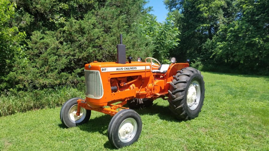 ALLIS-CHALMERS D-17 Tractor Plowing 