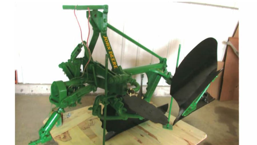 John Deere No. 422 3pt, One Bottom RollOver Plow for Sale at Auction
