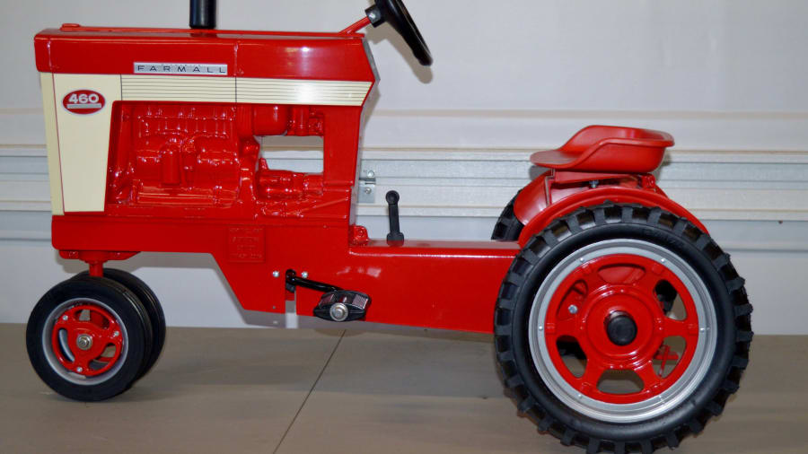 Farmall 460 Pedal Tractor at Gone Farmin' Iowa Premier 2018 as H17
