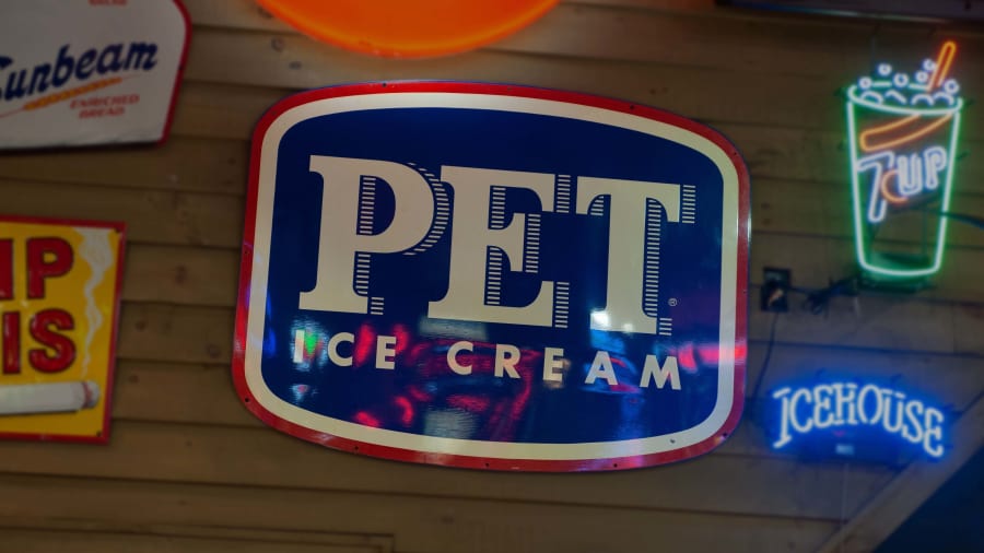 pet-ice-cream-tin-sign-at-the-eddie-vannoy-collection-2020-as-l130