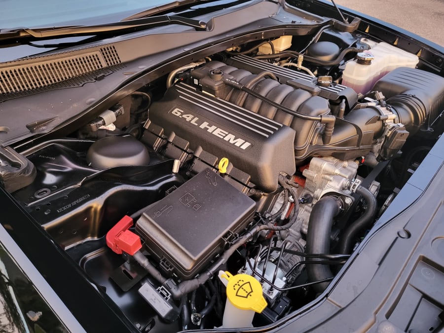 2023 Chrysler 300C Bows Out with a Brawny 6.4-Liter V-8