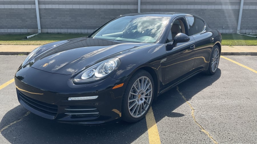 2016 Porsche Panamera 4 Sedan image 1