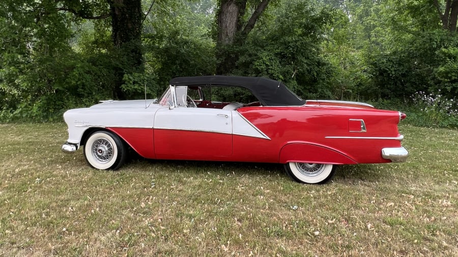 Voiture cabriolet OLDSMOBILE Super 88 de 1955 de couleur rouge et blanc