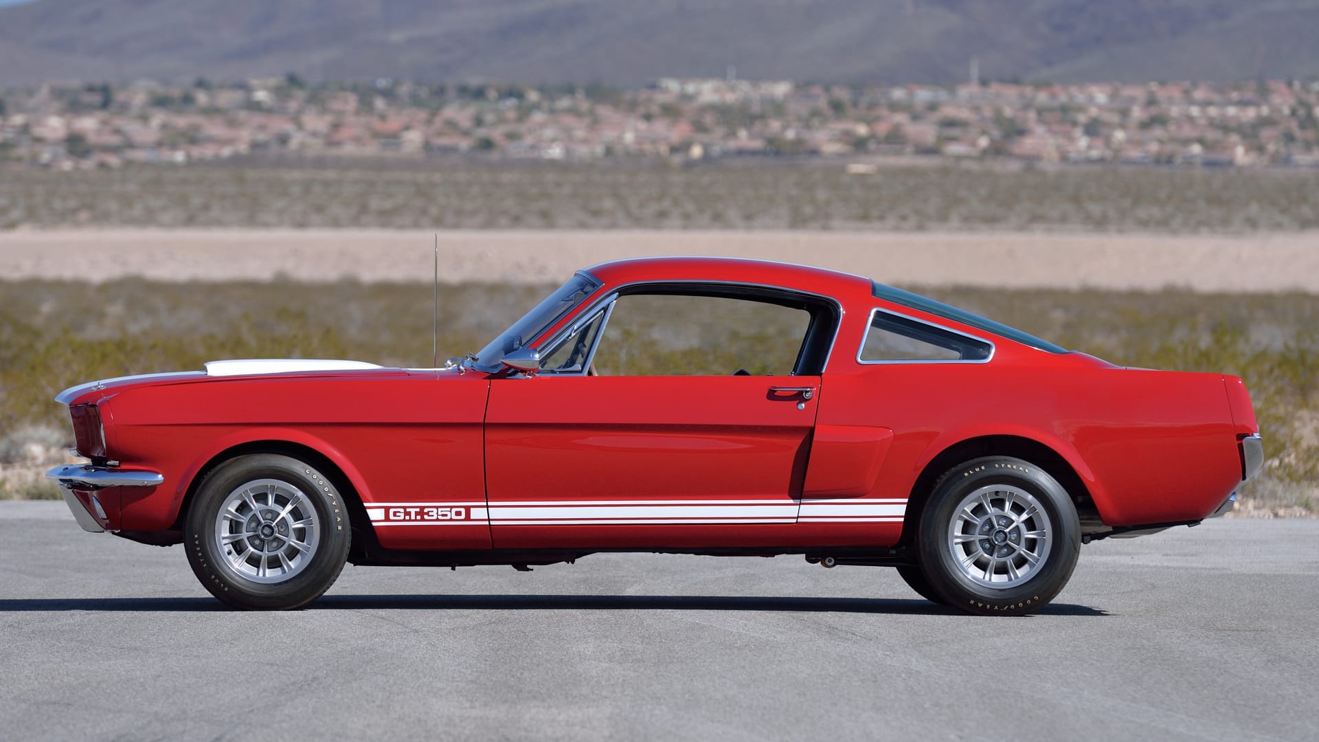 Mecum Auctions Photography Guide // Shelby GT350 side profile left facing