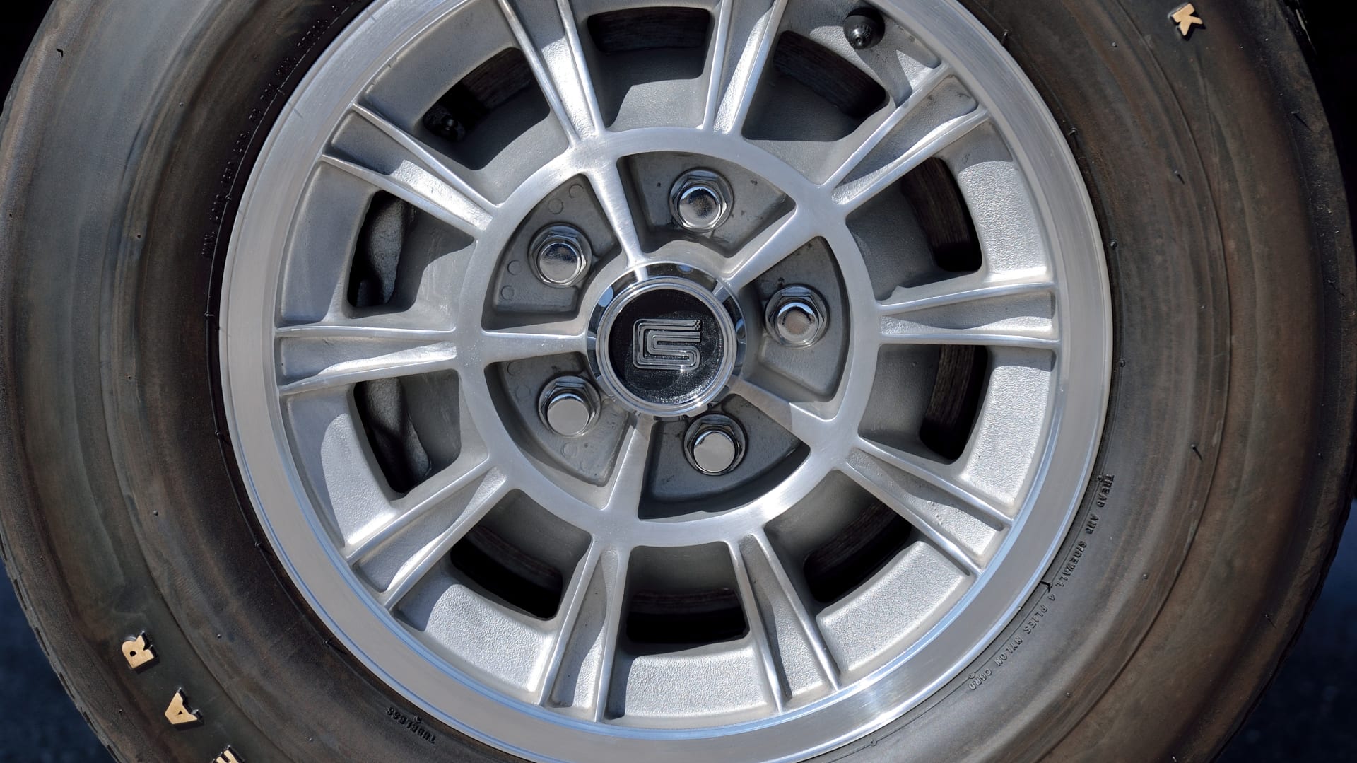 Mecum Auctions Photography Guide // detail Shelby wheel center cap