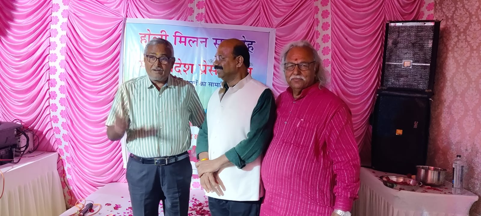 मस्तक पर चंदन का तिलक और गुलाब की पंखुड़ियों से सजी एक शाम