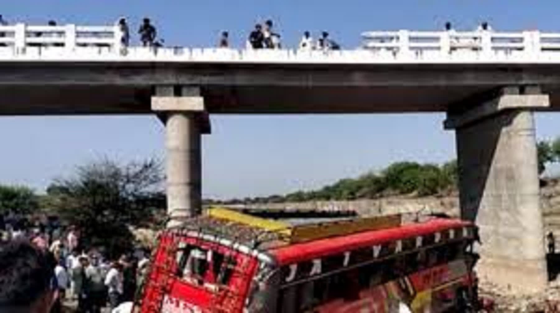 Khargone Accident News: खरगोन जिले में बड़ा हादसा यात्रियों से भरी बस 50 फी