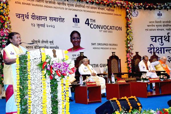 विद्यार्थी अपनी सोच और कार्यों से देश-दुनिया की समस्याओं