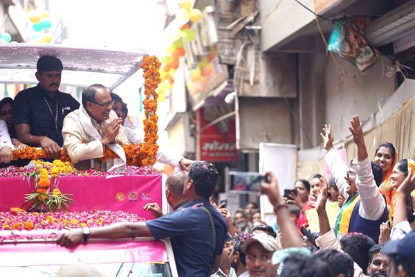 पुष्पवर्षा और फूल माला पहनाकर हुआ आष्टा में मुख्यमंत्री