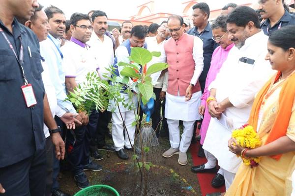 मुख्यमंत्री श्री चौहान ने बड़वानी सर्किट हाउस में किया पौ