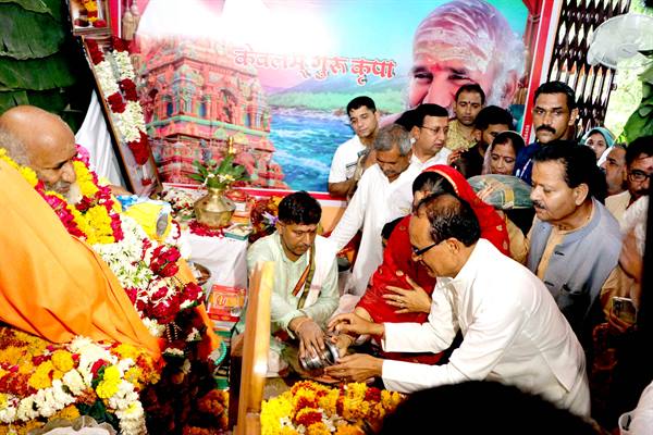 मुख्यमंत्री श्री चौहान ने नीम, खिरनी और कचनार के पौधे रोप?