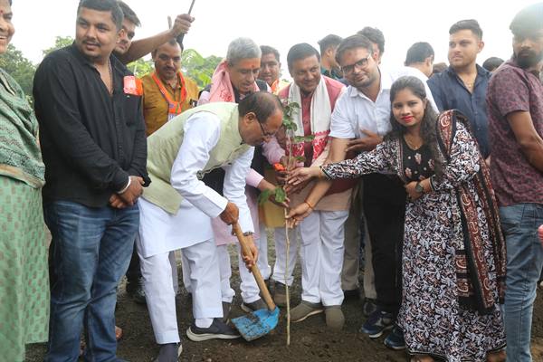 मुख्यमंत्री श्री चौहान ने पीपल, बरगद और करंज के पौधे रोपे