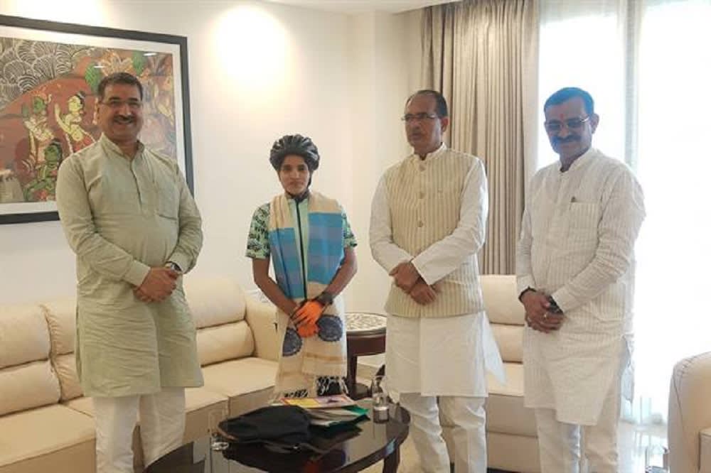 मुख्यमंत्री श्री चौहान ने की आशा के बुलंद हौसले की तारीफ