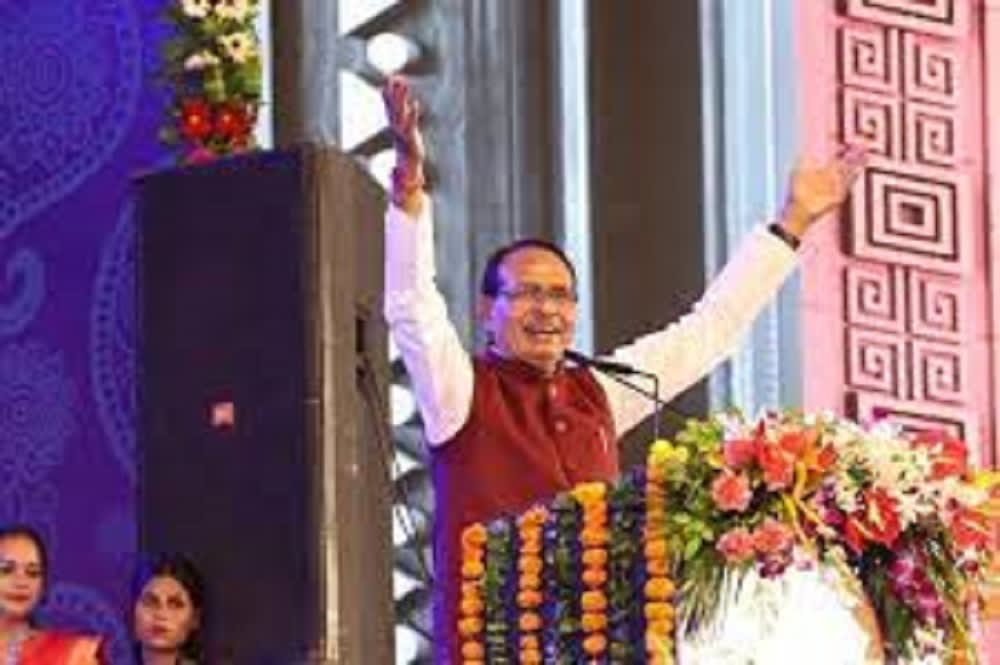 "फूलों का तारों का सबका कहना है, एक हजारों में मेरी बहना है"
