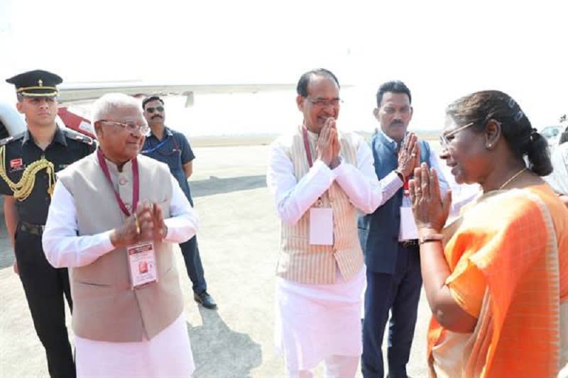 राष्ट्रपति श्रीमती मुर्मु को राज्यपाल श्री पटेल और मुख्?