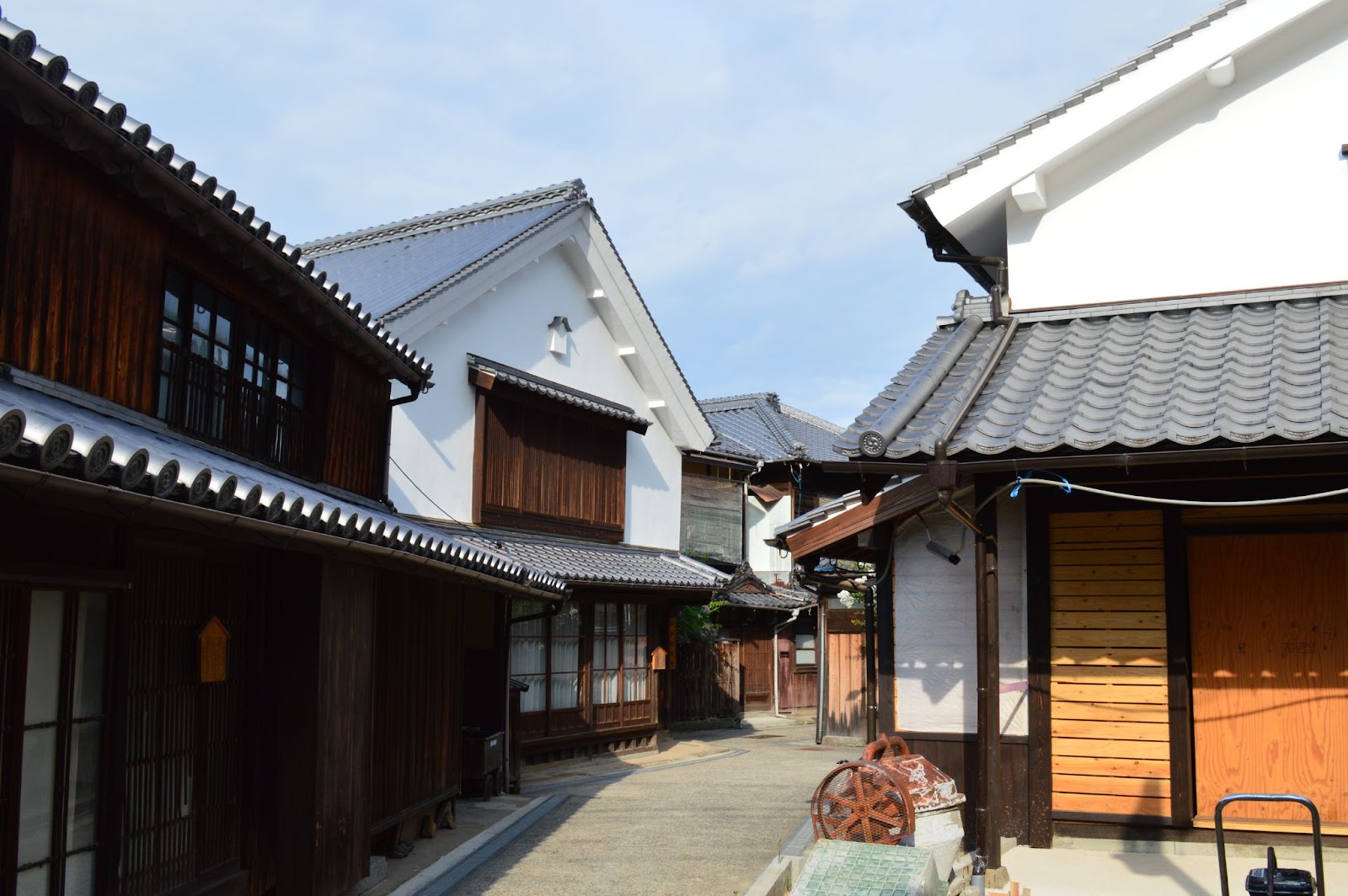 A street with buildings and a walkwayDescription automatically generated with medium confidence