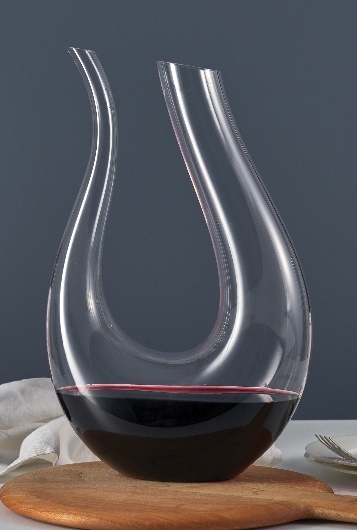 A glass decanter with a red liquid in itDescription automatically generated