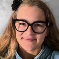Professeure patiente et investie avec ses élèves donne des cours pour les niveaux primaire et collège