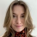 Étudiante en première année de relations internationales et science politique. Élève assidue et sérieuse.