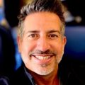 Je suis Freddie, votre professeur d'anglais d&eacute;vou&eacute; pour ma&icirc;triser l'expression orale, la grammaire et la prononciation avec confiance