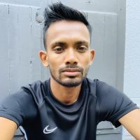 Titulaire d'un Master en arts plastiques et je suis anglophones