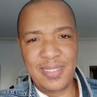 Professeur rempla&ccedil;ant de l'&eacute;ducation nationale donne cours niveau lyc&eacute;e &agrave; Nantes.