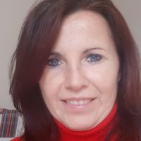 Titulaire d'un doctorat en littérature comparée donne des cours en français et en italien