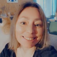 Professeur certifi&eacute;e d'anglais, j'ai v&eacute;cu 7 ans &agrave; l'&eacute;tranger et manie l'anglais aussi ais&eacute;ment que le fran&ccedil;ais.