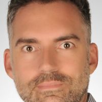 Titulaire d'un dipl&ocirc;me d'ing&eacute;nieur de l'&Eacute;cole centrale de Lille, d'une licence de math&eacute;matiques et bilingue anglais