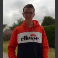 Etudiant en &eacute;cole de commerce qui aide les &eacute;l&egrave;ves de la primaire au lyc&eacute;e